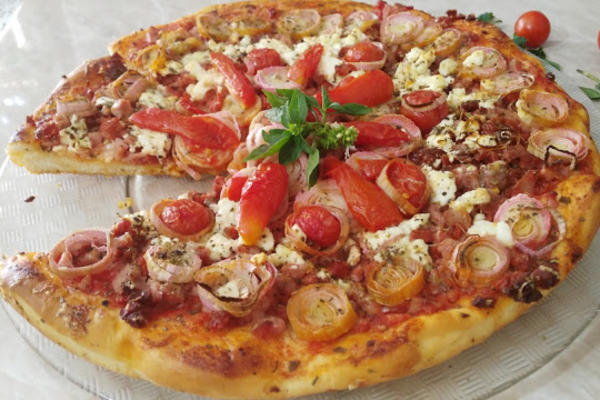 Krenuće vam voda na usta! Pizza sa prazilukom je najbolji način da započnete dan! (RECEPT) (VIDEO)