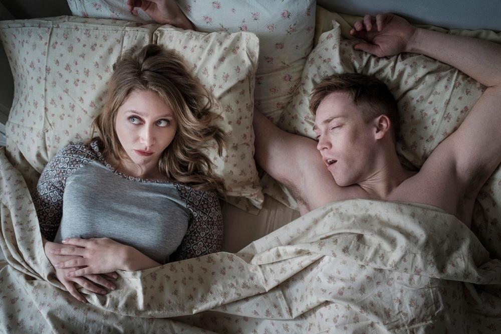 4 saveta za žene koje spavaju pored muškarca koji hrče! (FOTO) (GIF)