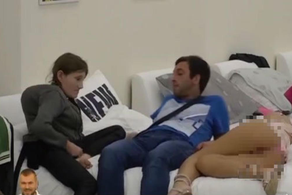 OVO JE UŽASNO! Pred ženom se valja sa Macom u krevetu, a ona mučena ćuti i gleda! (VIDEO)