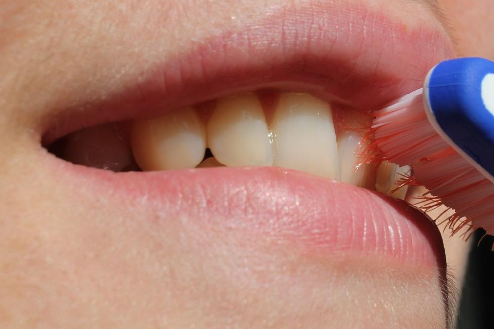 Soda bikarbona i limun štete zubima! Nikad ne biste pogodili šta ih izbeljuje! (FOTO) (GIF)