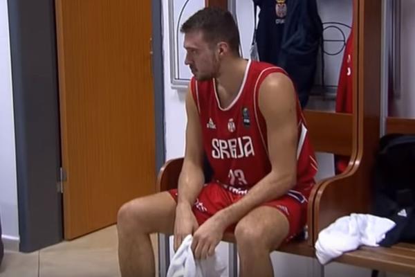 Kamera FIBA je dočekla Saletove Orlove u svlačionici: Gudurić je samo ćutao, a onda bez reči pokazao rukom! Sve im je bilo jasno! (VIDEO)
