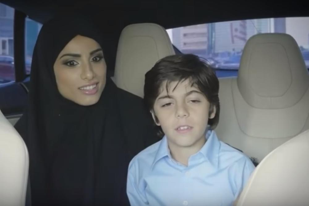 Ušli su u taksi, a na prednjem sedištu ŠOK! Ovo je novi trend u Dubaiju, i prilično je ZASTRAŠUJUĆ! (VIDEO)