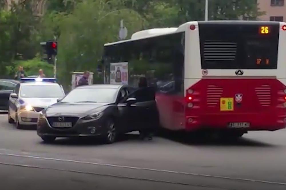 UDES NA DORĆOLU: Sudarili se automobil i autobus na liniji 26! (VIDEO)