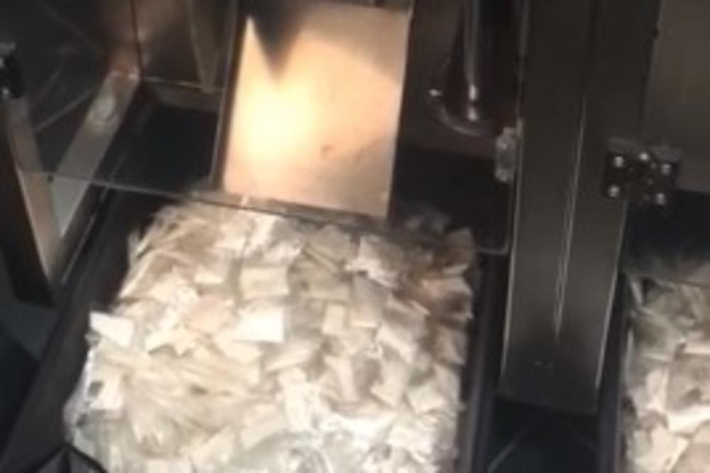 PAKUJE SE KAO ČIPS! Policija upala u stan i tamo našla mašinu koja može da spakuje 150.000 kesica kokaina DNEVNO! (VIDEO)