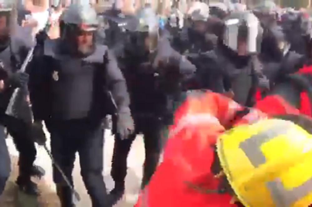 NEMA KRAJA INCIDENTIMA! Policija BRUTALNO IZUDARALA vatrogasca u Kataloniji! (VIDEO)