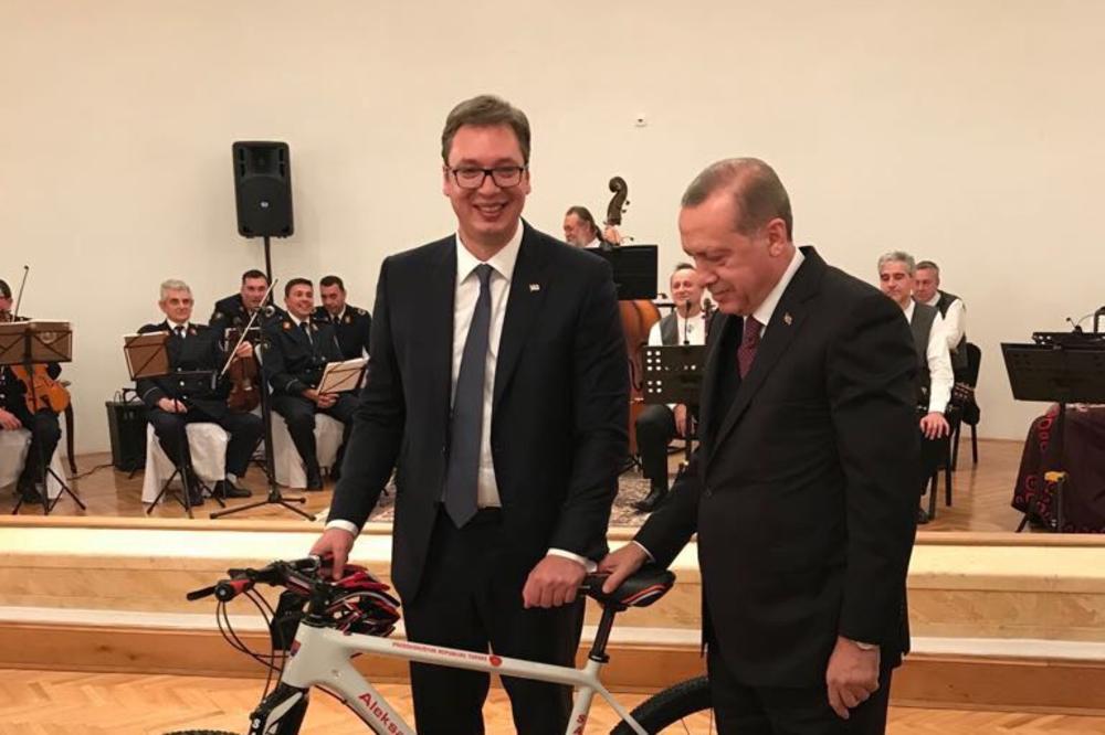 PLJUŠTE POKLONI! Vučić od Erdogana dobio bicikl sa svojim imenom i stakleni šah!
