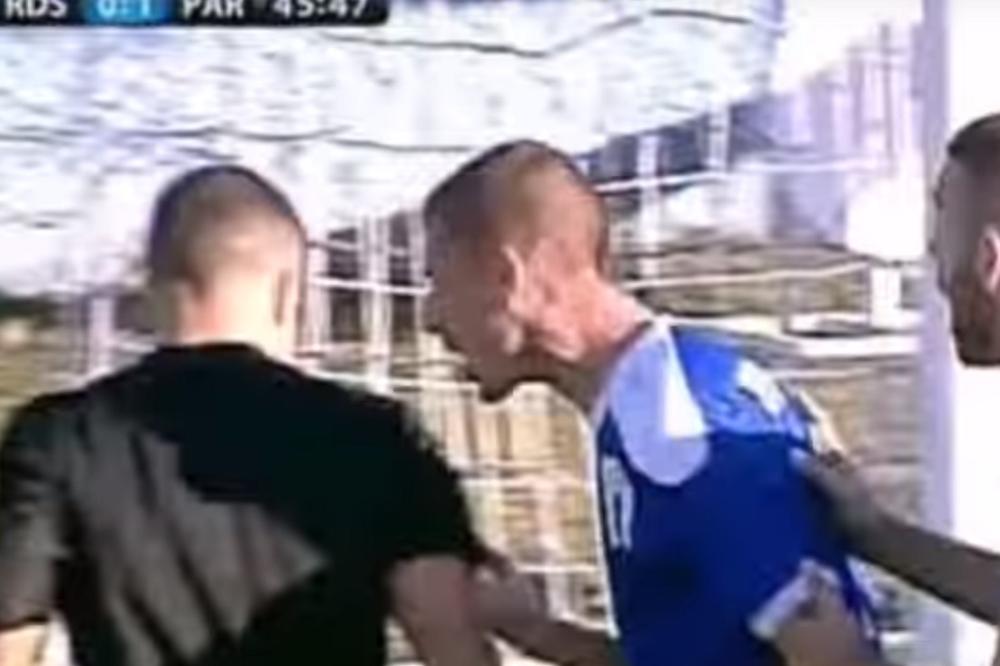 Nasrnuli na sudiju! Radniku poništen gol, fudbaleri hteli da linčuju arbitra! (VIDEO)