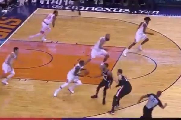 NAJNEVEROVATNIJI MOMENAT IKAD SNIMLJEN U NBA: Ljudi ne mogu da prestanu da gledaju ovo, stvarno je LUDILO! (VIDEO)