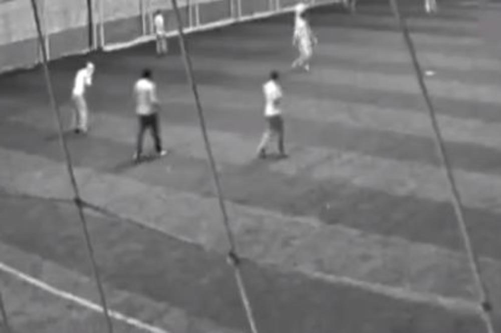 SAMO SE UHVATIO ZA GRUDI I PAO: Užas na malom fudbalu, profesor umro od infarkta na terenu! (VIDEO)