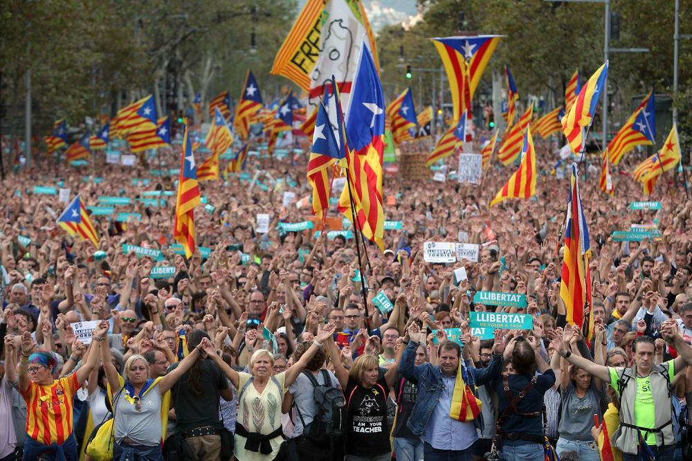 OPŠTI HAOS, KATALONIJA UZVRAĆA UDARAC! POLA MILIONA ljudi protestuje protiv DRŽAVNOG UDARA ŠPANIJE (FOTO) (VIDEO)
