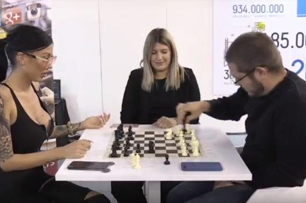 SENZACIJA NA SAJMU MEDIJA: Tijana Ajfon igrala ŠAH s posetiocima na štandu Espresa! (VIDEO)