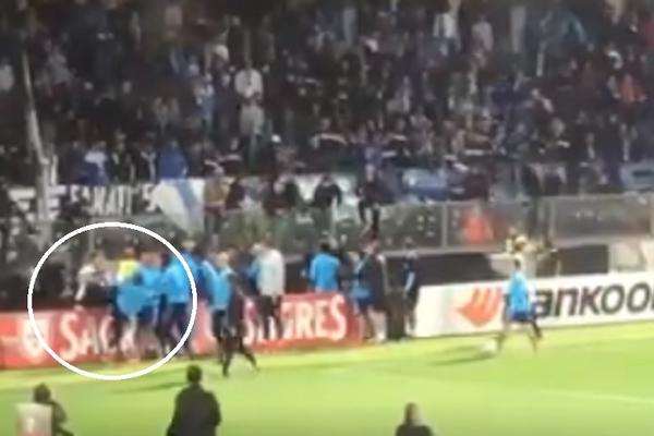 Ostali smo bez teksta: Patris Evra napao navijača u šutnuo ga u glavu, a potom je i oteran sa terena! (VIDEO)