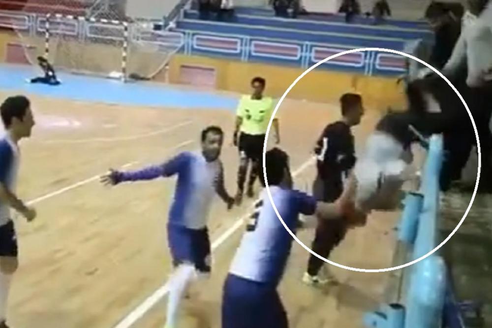Nekako je izbegnuta tragedija: Futsaler i navijač želeli da proslave gol, umalo da se desi ono najgore! (VIDEO)
