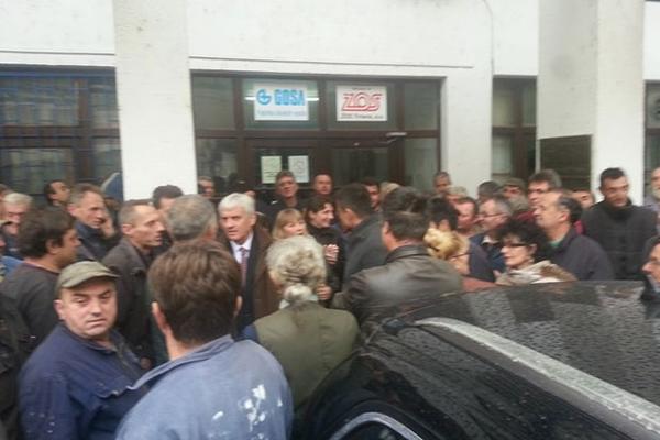 HAOS U GOŠI: Radnici sprečili novog direktora da uđe u fabriku, intervenisala policija!