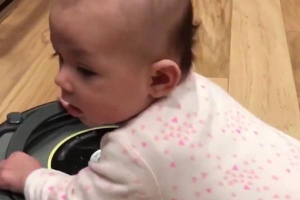 Mama, sad ne moram ni da prohodam! Beba otkrila genijalan način za švrćkanje! (VIDEO)