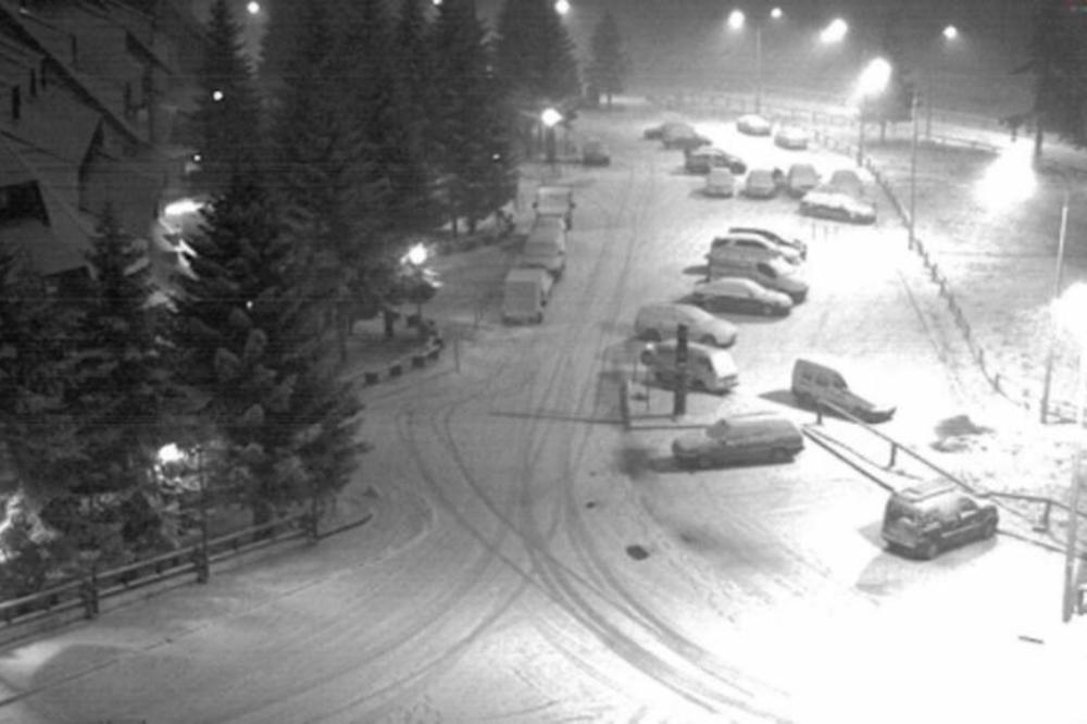 STIGLA NAM JE ZIMA, A EVO I DOKAZA! Na Kopaoniku pao prvi sneg, zabeleli se krovovi i automobili, a prizor je MAGIČAN! (FOTO)