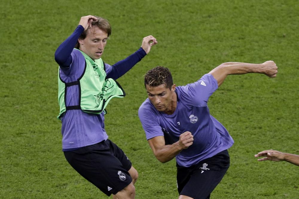 HAOS U SVLAČIONICI REALA! Sukobili se Ronaldo i Modrić, a za sve je kriv Isko! (VIDEO)