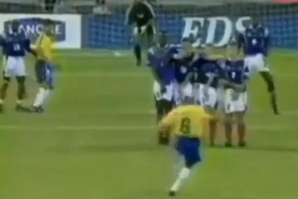 Legendarni gol Roberta Karlosa je PREVARA! Brazilac otkrio kako je lopta ušla iza Barteza! (VIDEO)