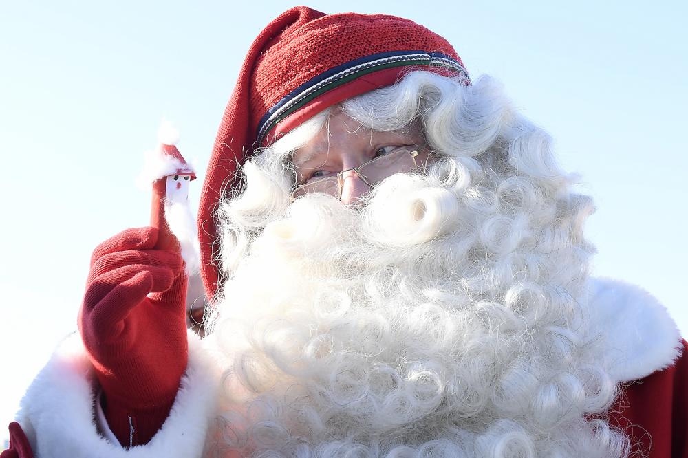 HOĆU GUČI, AJFON, 4.000 DOLARA: Devojčica (10) poslala je spisak Deda Mrazu o kojem bruje svi na netu! (FOTO)
