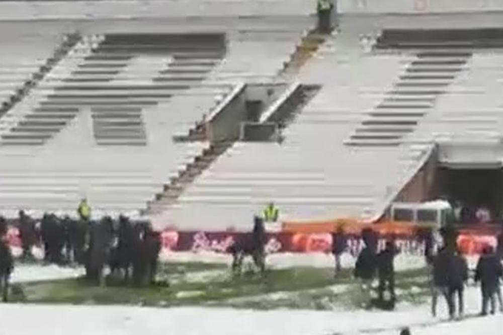 Scena kao iz filma! Žestok sukob Grobara na terenu pred meč sa Vojvodinom! (VIDEO)