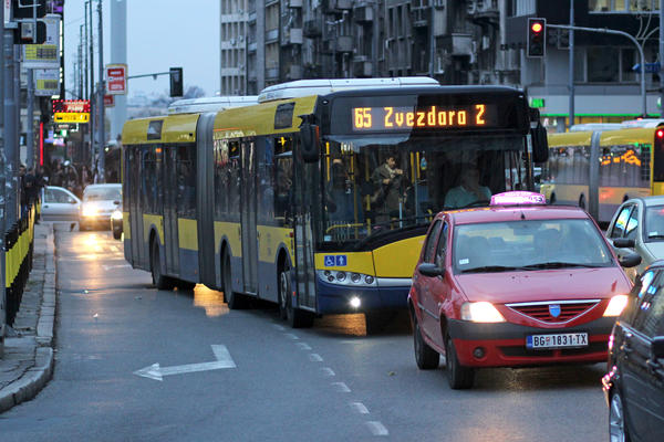 KROZ VRATA GA JE PROTERAO KAO OD ŠALE! U ono što je Beograđanin uneo u autobus su gledali BAŠ SVI! (FOTO)