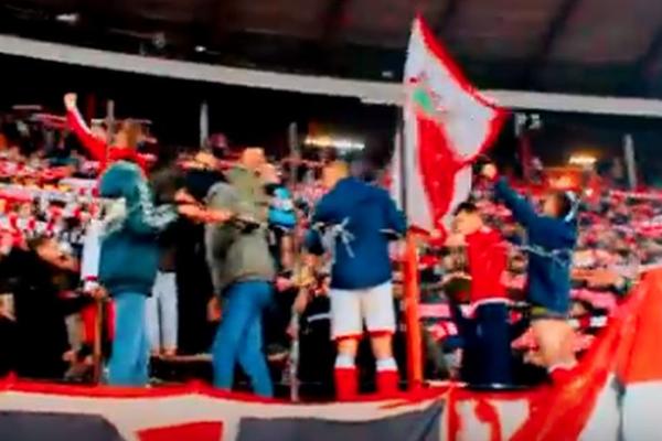 Bakljada igrača, Gobeljić u ulozi vođe, a kada su ušli među navijače usledio je TOTALNI HAOS! (VIDEO)