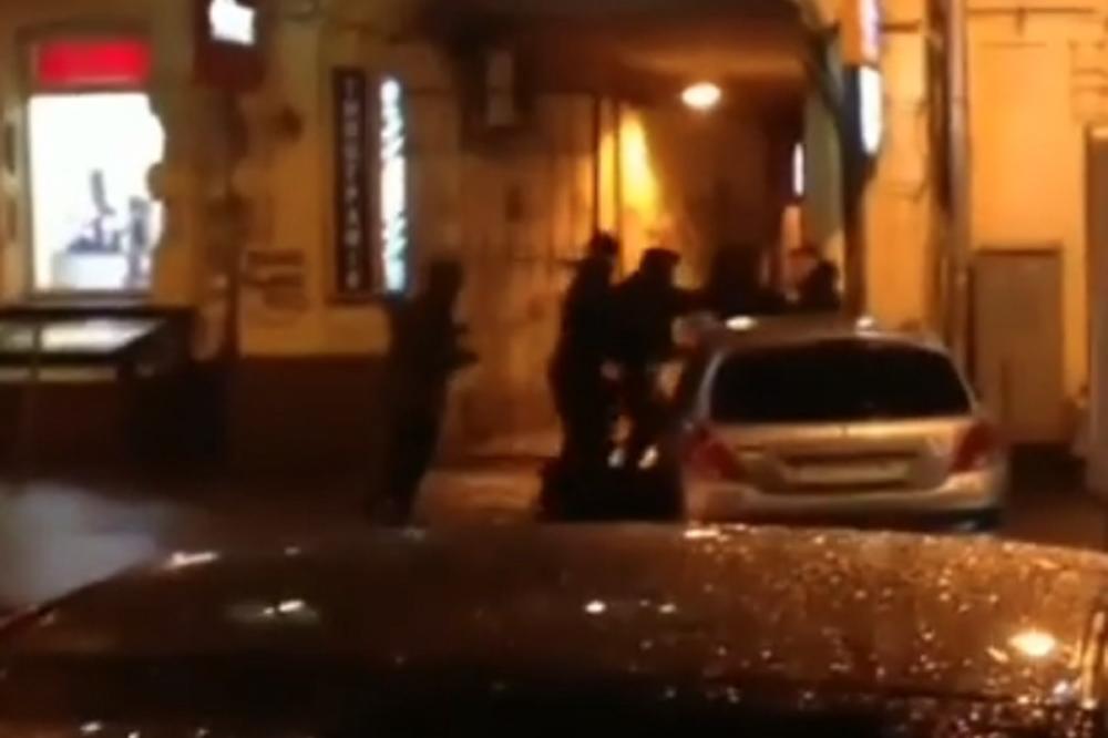 Mučki ga šutirali dok je ležao i skakali mu po glavi! Izašao jezivi snimak prebijanja Partizanove ekipe u Kijevu! (UZNEMIRUJUĆI VIDEO)