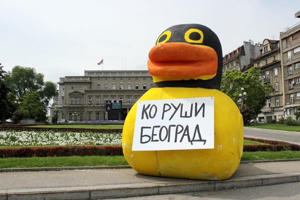 NE DAMO VINČU: Predstavnici inicijative Ne davimo Beograd uručili Abramoviću žutu patku!