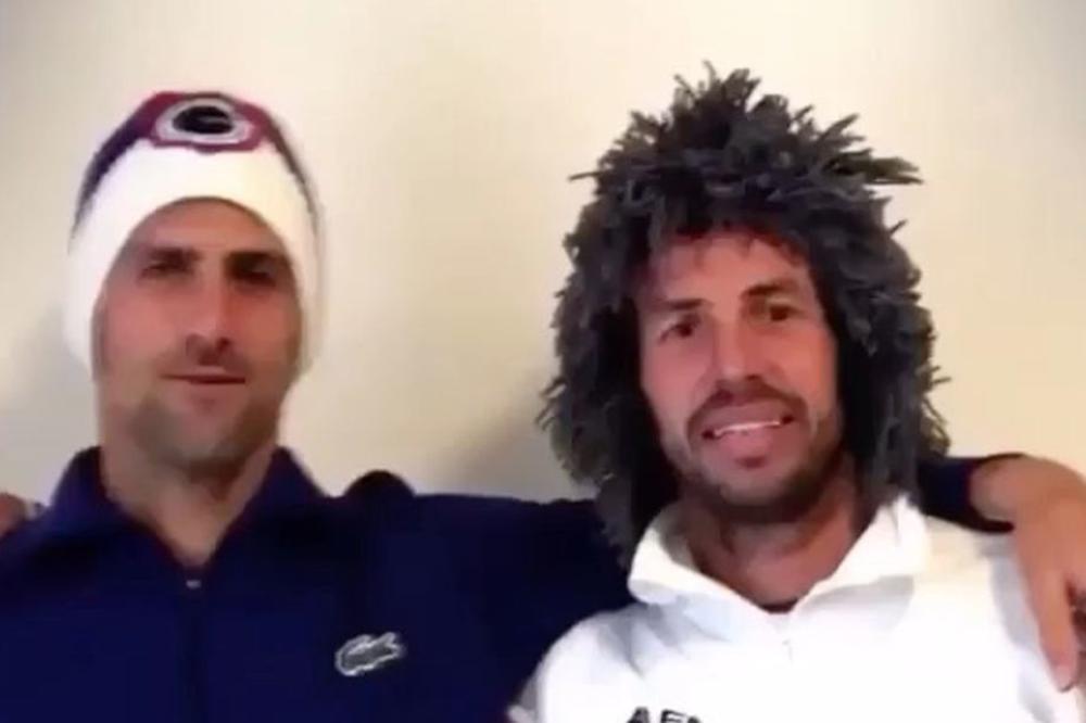 Novak stavio kapu u bojama Srbije, a Štepaneku nabio periku, uključio kameru i onda su zapevali! (VIDEO)