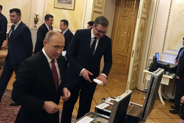 RAZMENILI SU POKLONE! Vučić Putinu poklonio pirotski ćilim, Putin njemu ikonu! (FOTO)