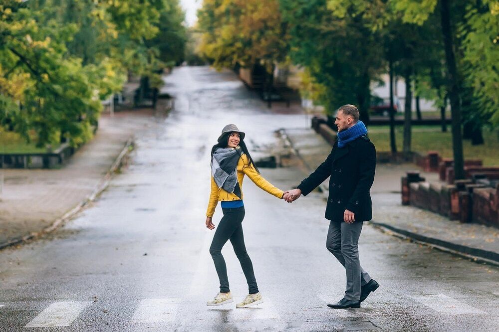 Mladi par se drži za ruke na ulici