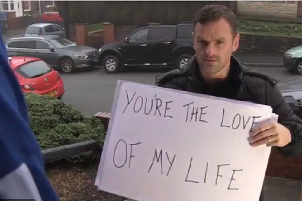 Trener engleskog kluba došao na vrata igraču i izjavio mu ljubav: Za mene si savršen! Ti si ljubav mog života! (VIDEO)