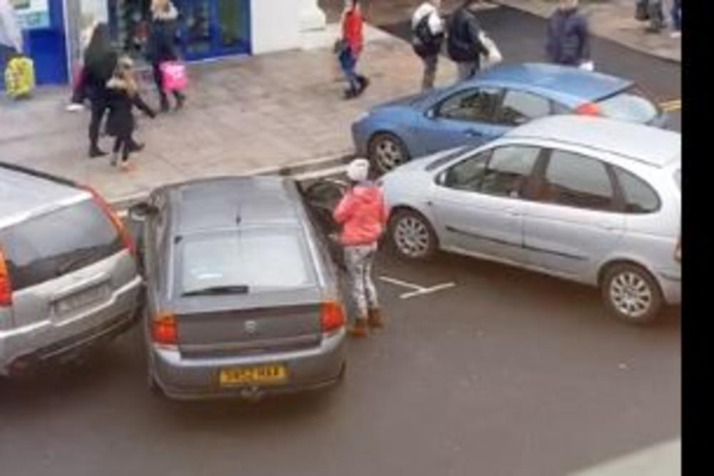 NIJE ZA ONE SA SLABIM ŽIVCIMA: Uništila mu je auto pokušavajući da se uparkira, a onda je samo otišla! (VIDEO)