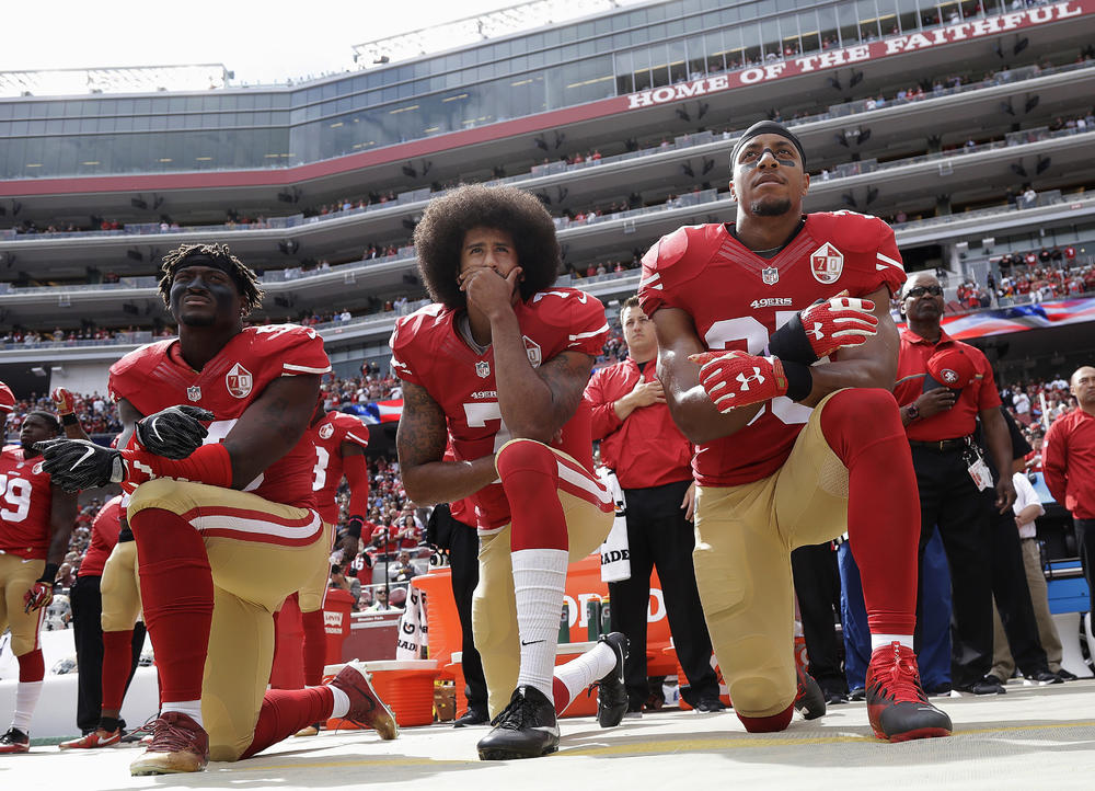 Igrači NFL kleče tokom himne u znak protesta