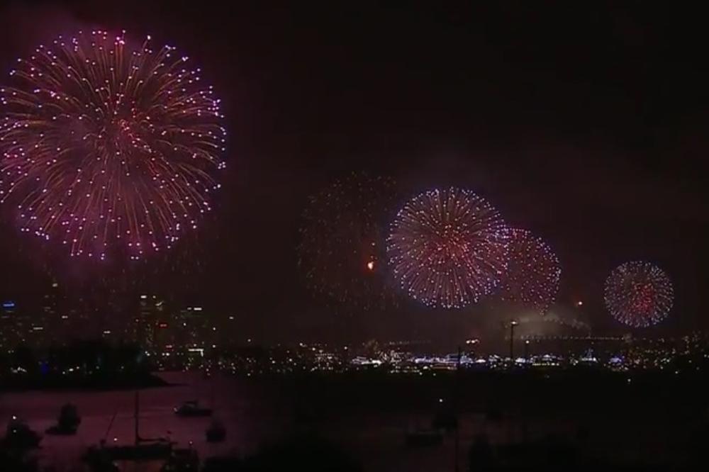 KOD NJIH JE 2018. VEĆ STIGLA: Spektakularnim vatrometom u dalekom Sidneju proslavljena Nova godina! (VIDEO)