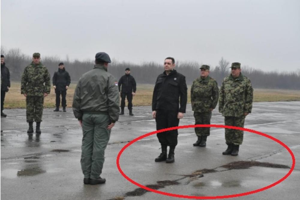 Dok Vulin pozira u uniformi, PRAVU SLIKU I BRUKU SRBIJE mnogi nisu primetili pod njegovim nogama! (FOTO)