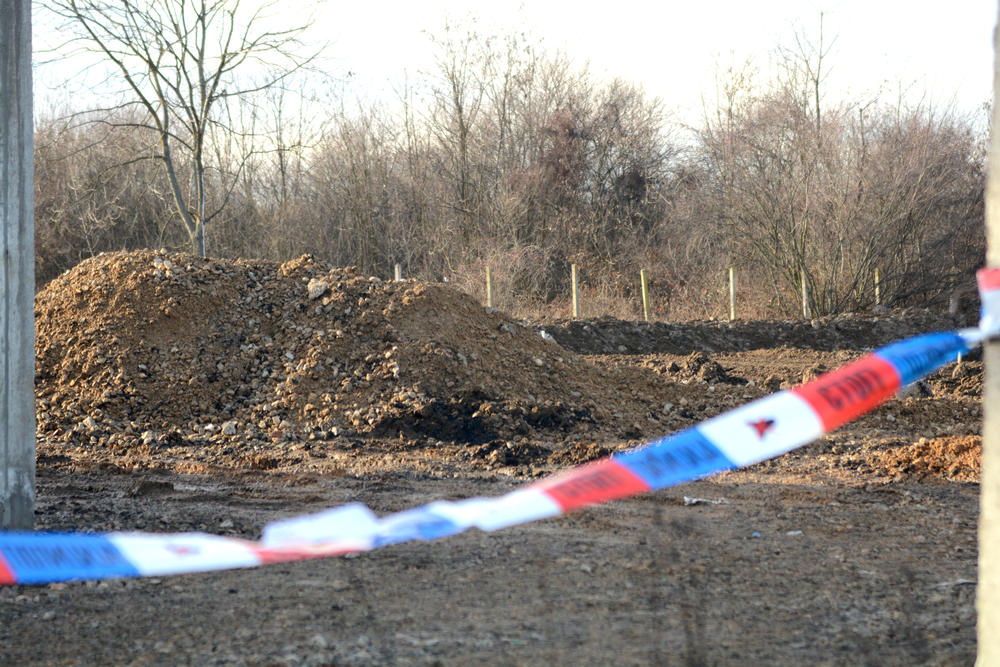 Policijska traka na placu na kom je pronađen kancerogeni otpad, selo Vukićevica