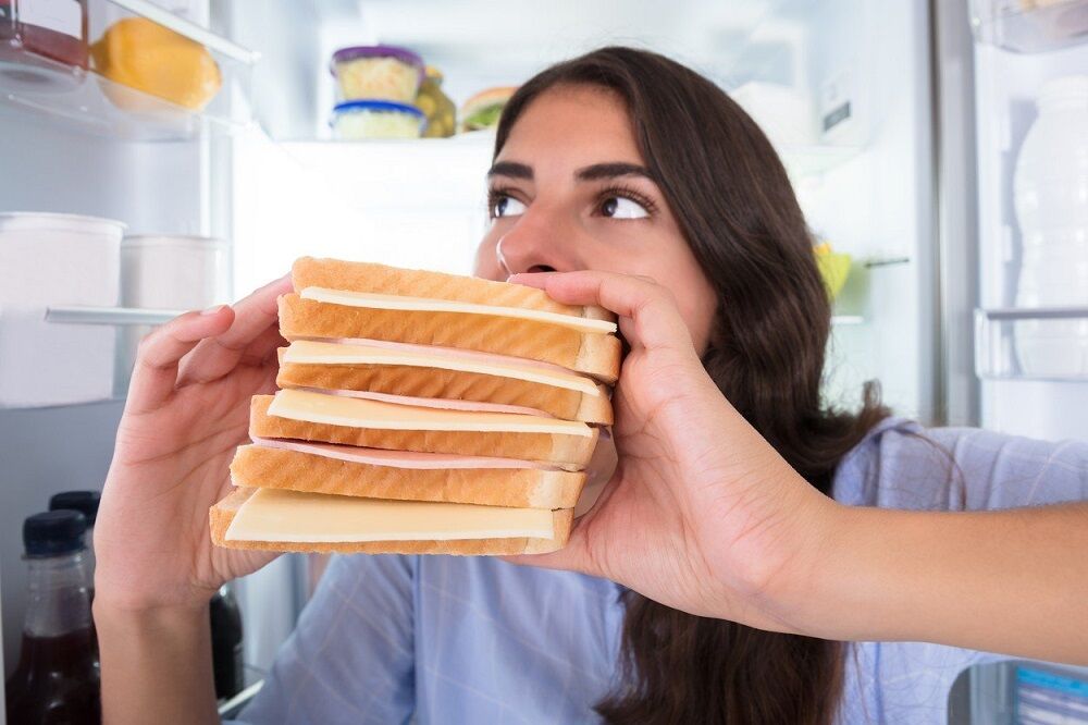 Žena jede sendvič