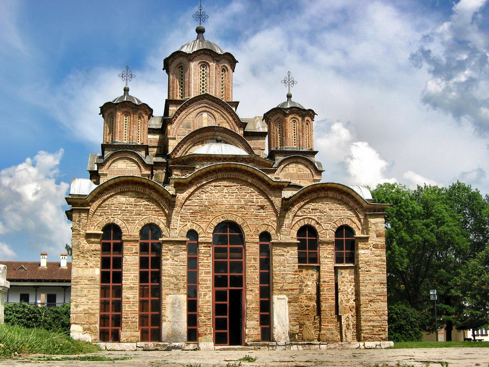 Manastir Gračanica, koji se nalazi u istoimenom selu, 10 km udaljenom od Prištine