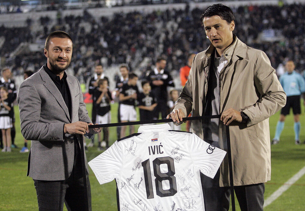Vladimir Ivić, tada trener PAOK-a prima poklon dres od Ivice Ilieva, tadašnjeg sportkog direktora Partizana pred prijateljski meč