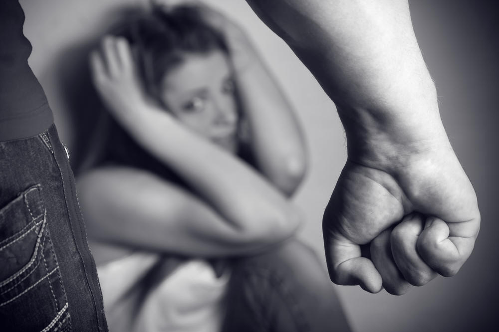 SRBIN MLATI ŽENE U 3 SMENE: Policija izrekla čak 14.218 hitnih mera zbog nasilja u porodici!