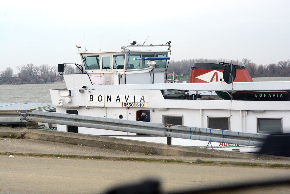 Brod na kom se zatvorio čovek koji je kolima sleteo u Dunav