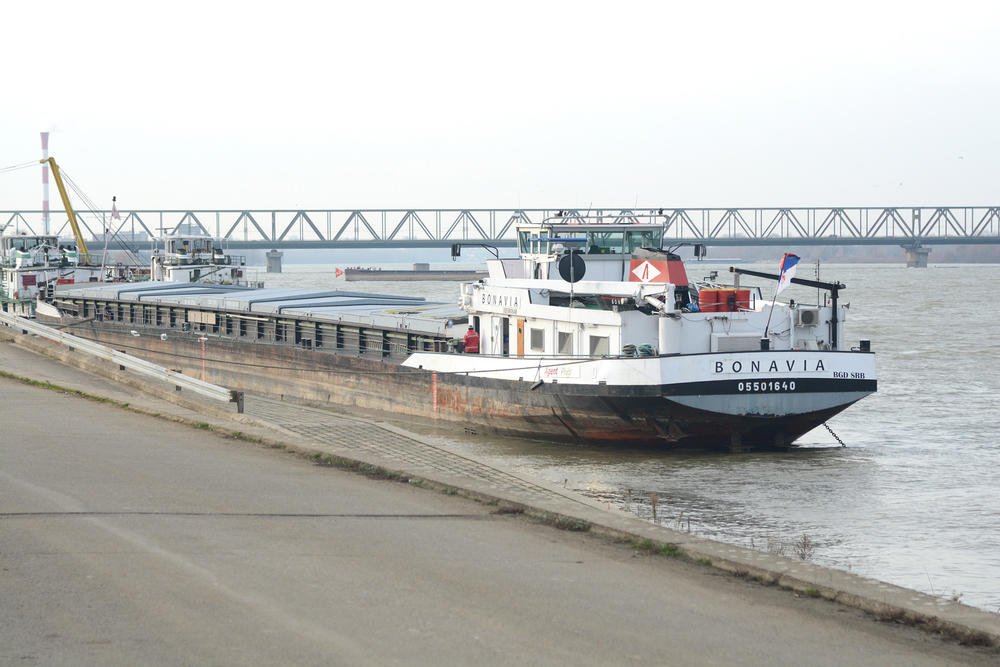 Brod na kom se zatvorio čovek koji je kolima sleteo u Dunav