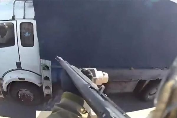 SNIMAK KOJI JE AMERIČKA VOJSKA POKUŠALA DA ZATAŠKA: Vojnik pucao na civilni kamion u Avganistanu! (VIDEO)