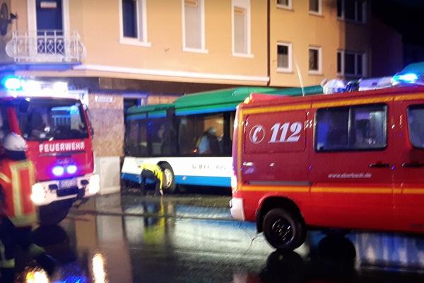 ŠKOLSKI AUTOBUS SE ZAKUCAO U ZGRADU: 48 osoba povređeno, desetoro u KRITIČNOM STANJU!