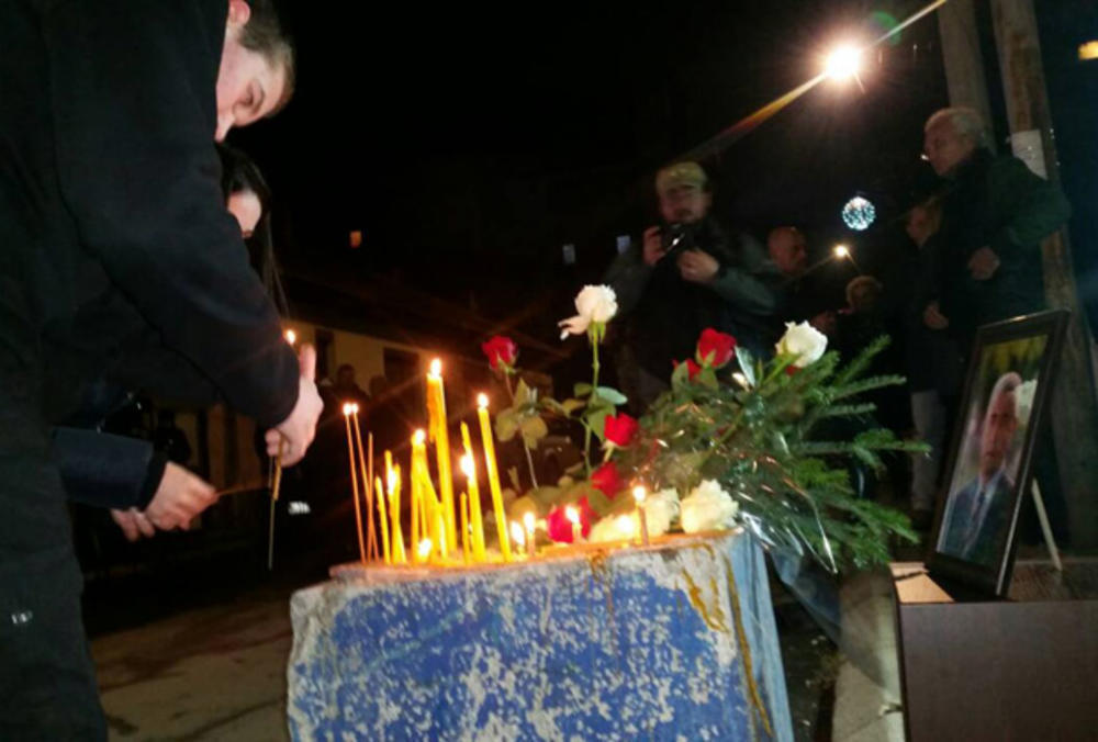Građani pale sveće za ubijenog Olivera Ivanovića