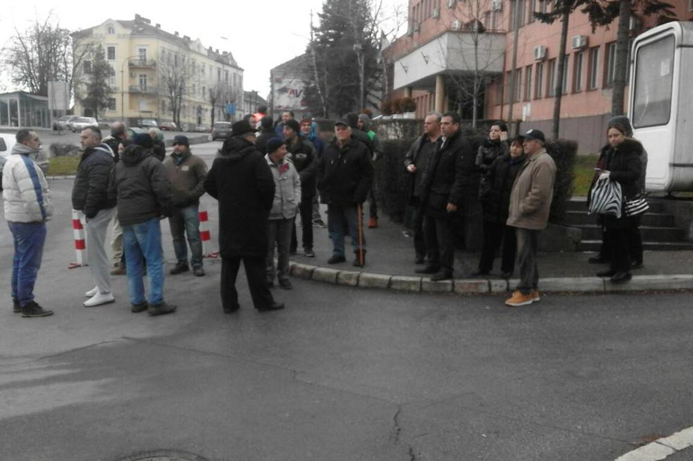 Pobuna naroda kod Kragujevca zbog smene sveštenika: PRIVEDENO ŠESTORO PAROHIJANA! (FOTO) (VIDEO)