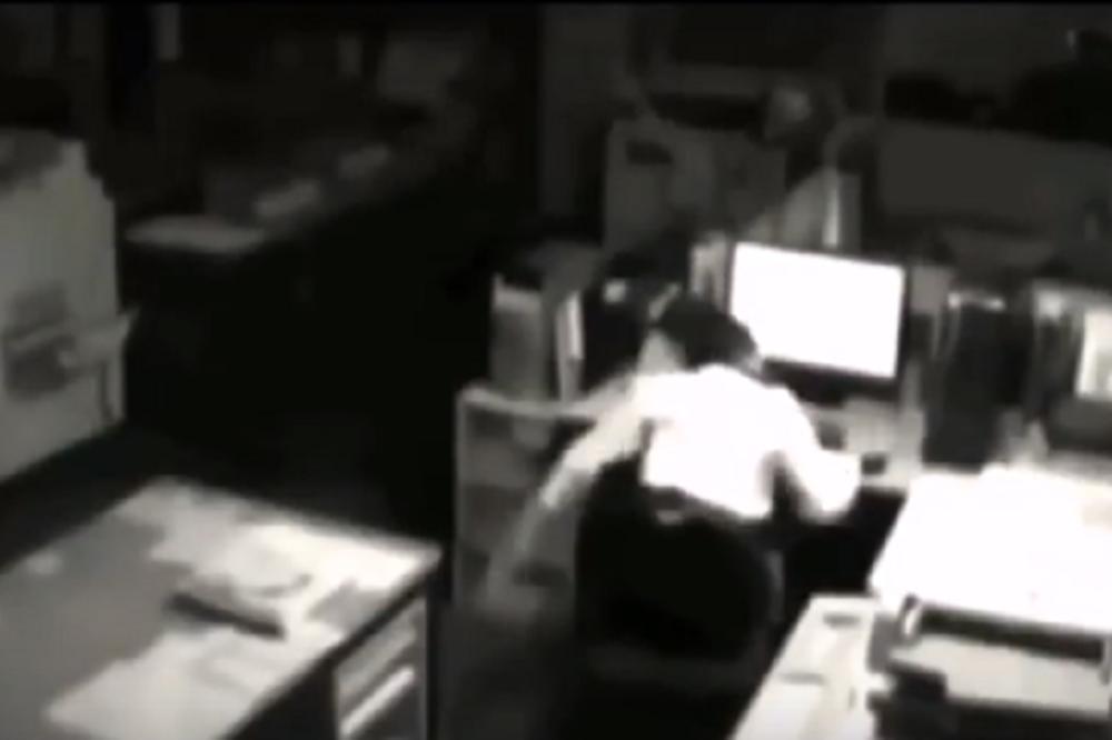 NIKO NE MOŽE DA OBJASNI OVAJ SNIMAK: Šta je to napalo ovu ženu koja je sedela u kancelariji? (VIDEO)