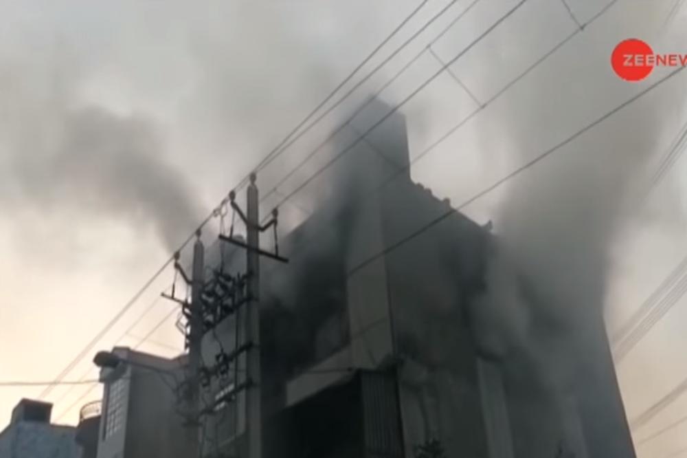U POŽARU U INDIJI 17 MRTVIH: Vatra progutala fabriku petardi u Nju Delhiju (VIDEO)