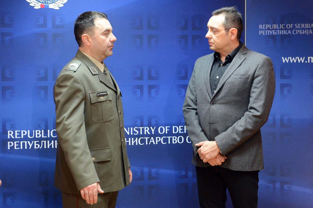 Ministar odbrane Aleksandar Vulin sa nagradjenim starijim vodnikom Trifunovićem